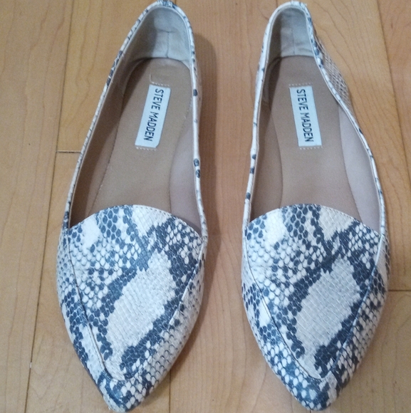 Steve Madden Shoes - Steve Madden pointed toe snake skin flat women's size 8.5